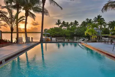 Image de Nouveau! Waterfront Matlacha Condo w \/ piscine et bateau Slip!