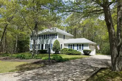 Image de Maison de vacances, Hyannisport Cape Cod, près de la plage, rue sans danger pour les enfants, 1 acre de terrain