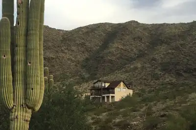 Image de Spectaculaire vue panoramique sur la vallée et la montagne Phoenix désert randonnée / vélo