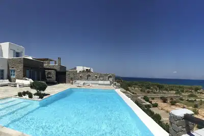 Image de Villa-pieds dans l'eau, piscine débordement-Vue splendide-prestations luxueuses