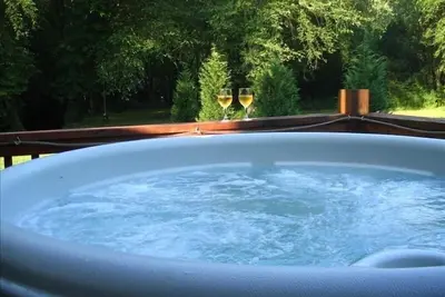 Image de Une belle cabane sur une belle crique large! WiFi gratuit / Tv satellite