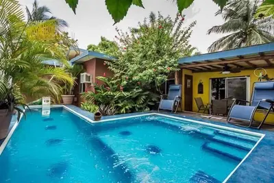 Image de Tropical et idéalement situé à proximité de tout