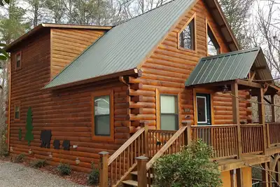 Image de Plaisirs d'été dans les montagnes! Profitez de votre propre 3/3 Real Log Cabin, seulement 99 $ par nuit