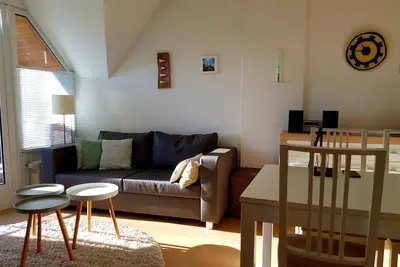 Image de 30 m de la plage, appartement lumineux avec balcon orienté sud, chaise de plage, piscine intérieure et sauna