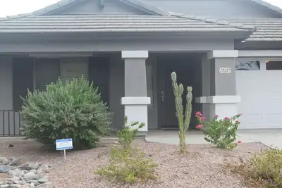 Image de Beau ranch de 3 chambres. 2175 pieds carrés Terrasse couverte pour profiter du soleil.