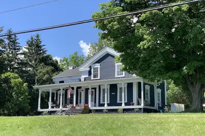 Image de Bord de l'eau Ferme sur le lac Cayuga Avec Dock & 3 Acres près des établissements vinicoles et collèges