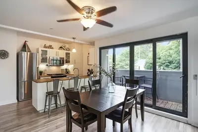 Image de Condo avec vue sur les toits au centre-ville de Saugatuck par le parc. Marchez partout!