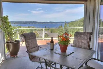 Image de Vue de style exécutif maison sur un parc comme beaucoup