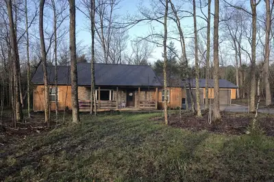 Image de Nouvellement construit chalet rustique 3 chambres avec un lac de pĂŞche d'un acre!