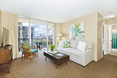 Image de Étage élevé avec vue sur le canal Ala Wai! A / C, W / D, WiFi, parking!