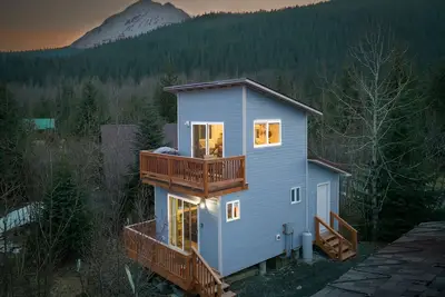 Image de Une vue imprenable sur une rue calme juste à l'extérieur de Seward, Ak