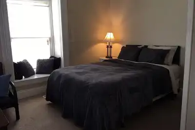 Image de Cozy Downtown Apartment - À quelques pas du Royaume-Uni et du centre-ville!