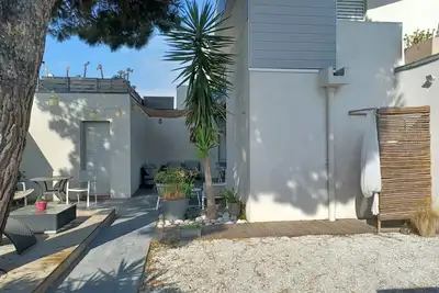 Image de Maison à 50 mètres de la mer, 4 salles d'eau, studio en option, proche parc expo.