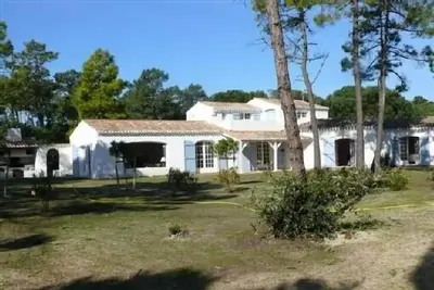 Image de Belle Maison & terrain de 3000 m2 -l'ile de Noirmoutier-calme & acces direct mer