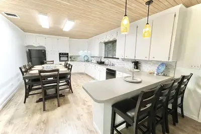 Image de Western View Cottage près de la plage avec voiturette de golf, 2 kayaks, paddle board sleeps12