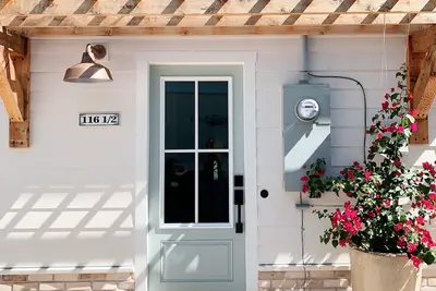 Image de The Bayside Abode. . . Un séjour ensoleillé où la plage, la baie et la ville se rencontrent