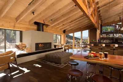 Image de Sentez-vous chez vous dans cette escapade à flanc de montagne! Condo de luxe avec patio