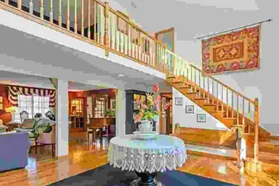 Image de Westhampton Isolé 3 Acre Waterfront Estate, piscine chauffée / bain à remous et quai pour bateaux