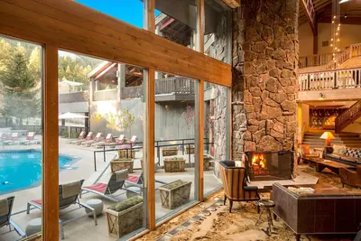 Image de Condo Deluxe + spacieux avec A / C | Super emplacement Snow King!