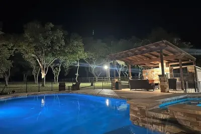 Image de Whispering Oaks Estate avec WiFi / Piscine / Fire Fire / Sentiers de découverte