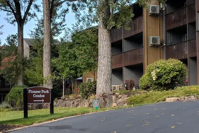 Image de Promenez-vous sur la rivière ou marchez jusqu'au centre-ville Bend depuis ce condo!