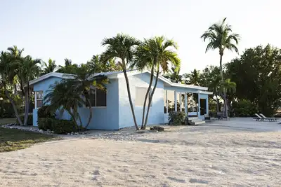 Image de Private Bayside Waterfront Home 4 acres, plage privée, quai en eau profonde