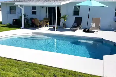 Image de Pool House privé à 6 miles de la plage