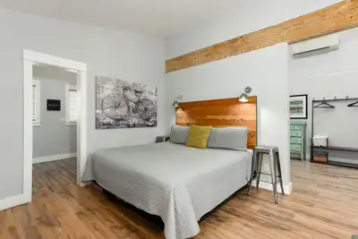 Image de The Nest: Contemporary Chic sur West Side Bend