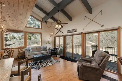 Image de Unité de coin - Vues magnifiques - Privilèges de golf - Climatisation / Piscine / Jacuzzi - Navette de ski