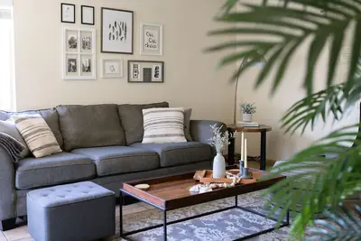 Image de Appartement moderne lumineux avec vue sur le jardin dans le quartier sud-ouest