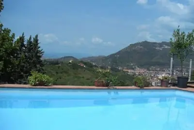 Vue panoramique! Villa  entourée de vignes et oliviers