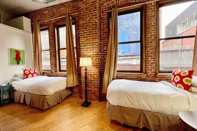 Image de Marchez Jusqu'à Honky Tonks! Downtown Nashville Loft: 50 à 70% de Réduction sur M-w! Dunn, Sleeps 6 Locations de Vacances à Nashville par Musiccityloft sur Vrbo