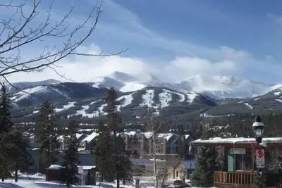 Près de la rue principale, des restaurants et des magasins avec vue sur la station de ski / Mtn. Bain à remous et cour