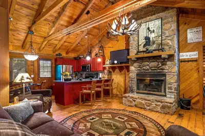 Image de Beaucoup d'espace! Cabane en bois rond de luxe Branson Woods - Animaux acceptés, 3 piscines, équipements sans fin -163