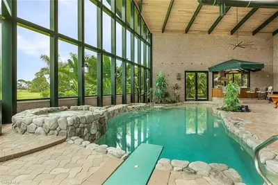 Image de Golf Course Villa avec piscine intérieure d'eau salée à S. W. Le plus grand Marinam de Floride