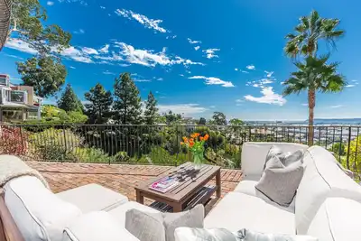 Image de Magnifique 3 Br / 3ba Cape Cod dans le coeur de San Diego - nouvellement construit