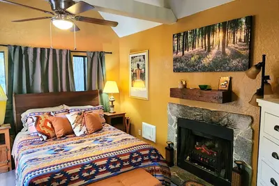 Image de Tiny Mountain Cabin sous les pins. Chiens ok