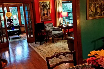 Image de Edgewater Boho Chic. Artsy appartement au deuxième étage. Ne convient pas pour les enfants.