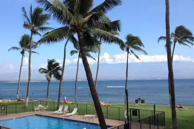 Image de Maalaea 2br / 2ba Ocean View, de nouveaux meubles, Hawaiian Décor, Immaculée