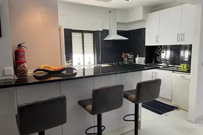 Image de Un superbe appartement spacieux avec une vue spectaculaire sur le centre-ville et l'océan!