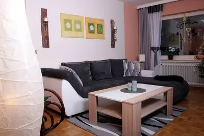 Image de L'appartement a été largement modernisé en 2017.