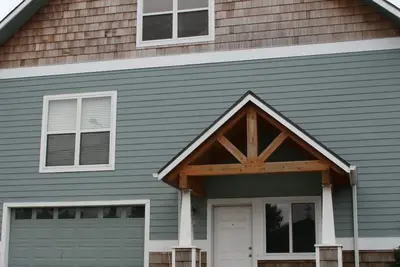 Image de Maison lumineuse et ensoleillée avec bain à remous, près de la plage!
