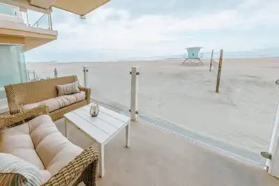 Image de Maison de luxe en bord de mer nouvellement décorée - Silver Strand Beach - Sur le sable! !