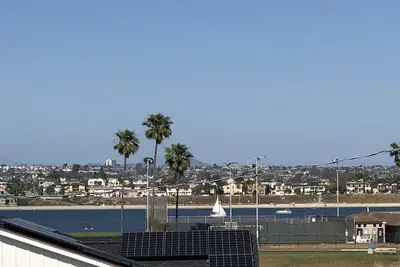 Image de Nouveau Modern Beach House, Bay Views!