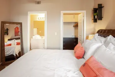 Image de Condo moderne dans une résidence fermée près de piscine chauffée, bain à remous, barbecues à gaz, salle de gym