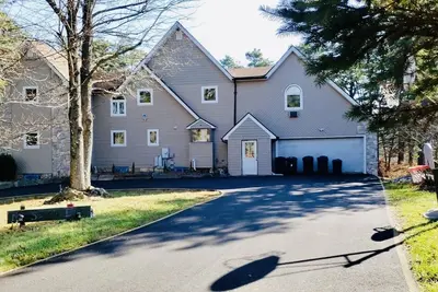 Image de Escapade au bord du lac! 7 chambres 3. 5 bains. Emplacement de choix pour tout le plaisir local.