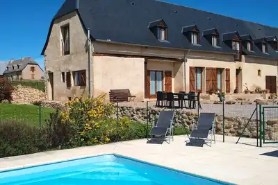 Image de Gîte de luxe avec grande piscine et superbes vues sur les montagnes. Capacité d'accueil jusqu'à 7 personnes