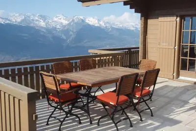 Image de Superbe chalet de ski suisse avec une vue à couper le souffle, parfait pour l'été ou l'hiver