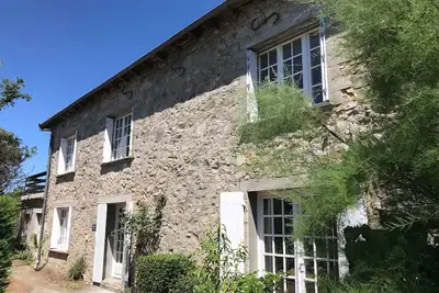 Image de Une belle ferme française avec piscine et vue imprenable