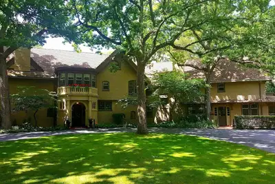 Image de Belle demeure historique Tudor avec façade du lac